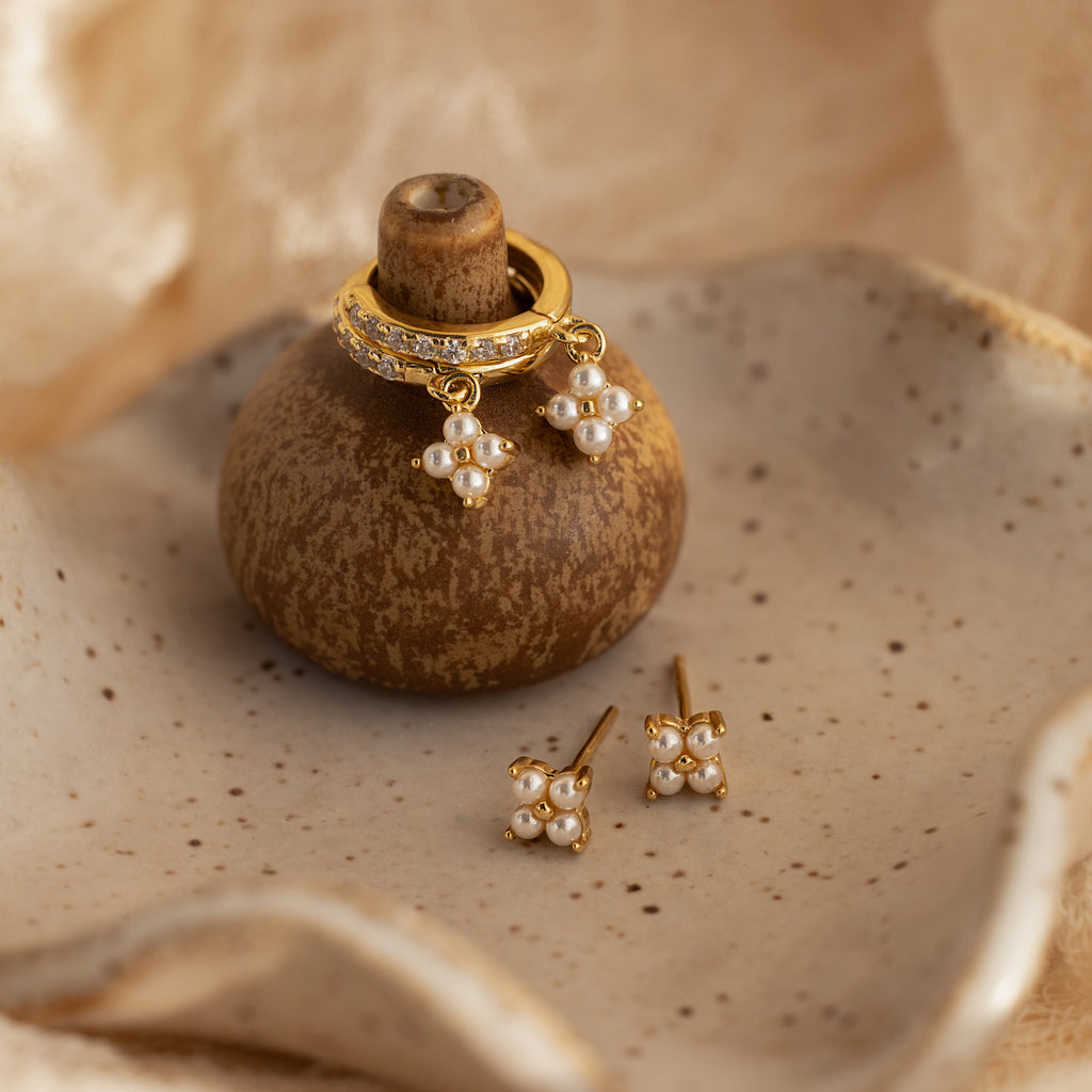 Pearl hoop earrings with Noa flower.