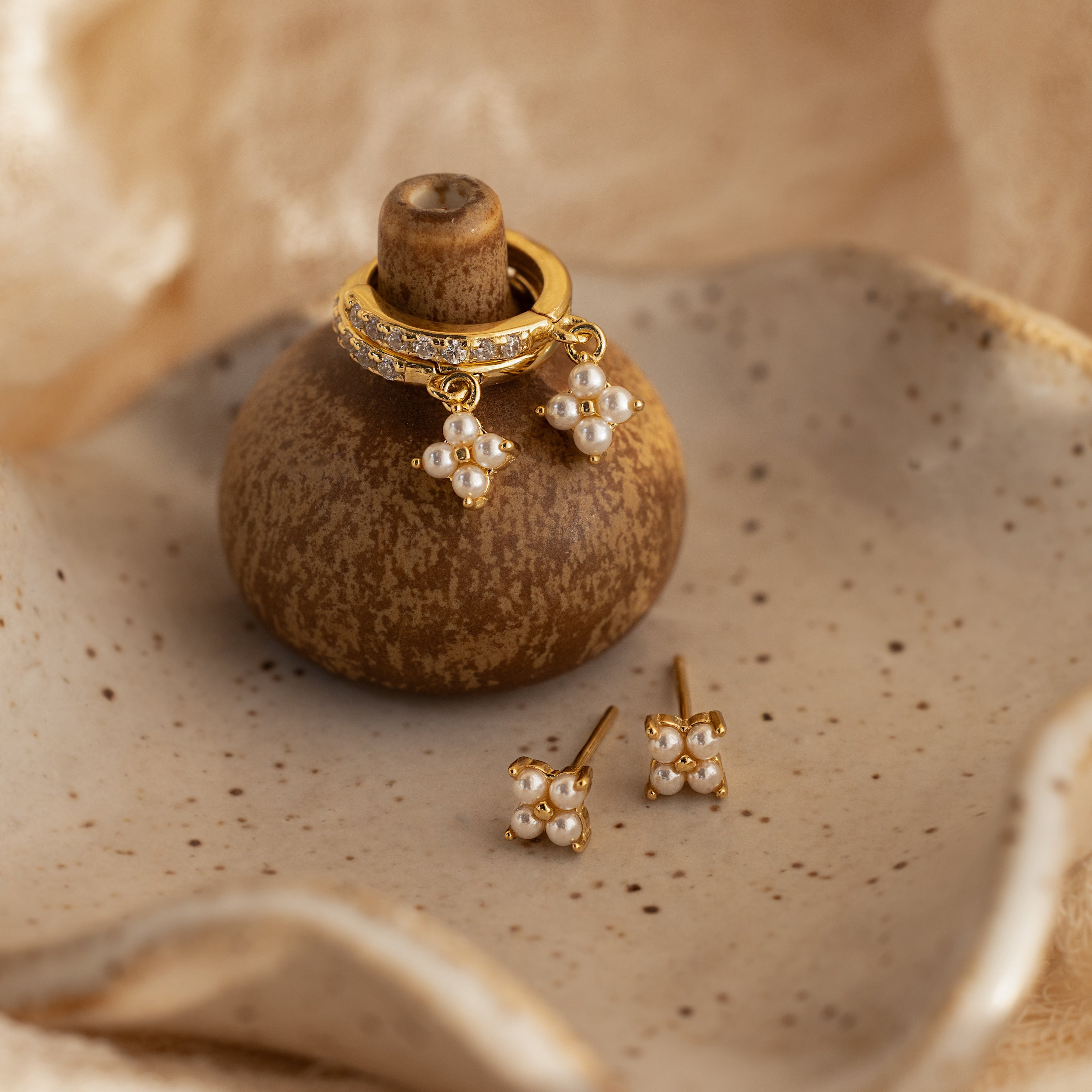 Pearl hoop earrings with Noa flower.