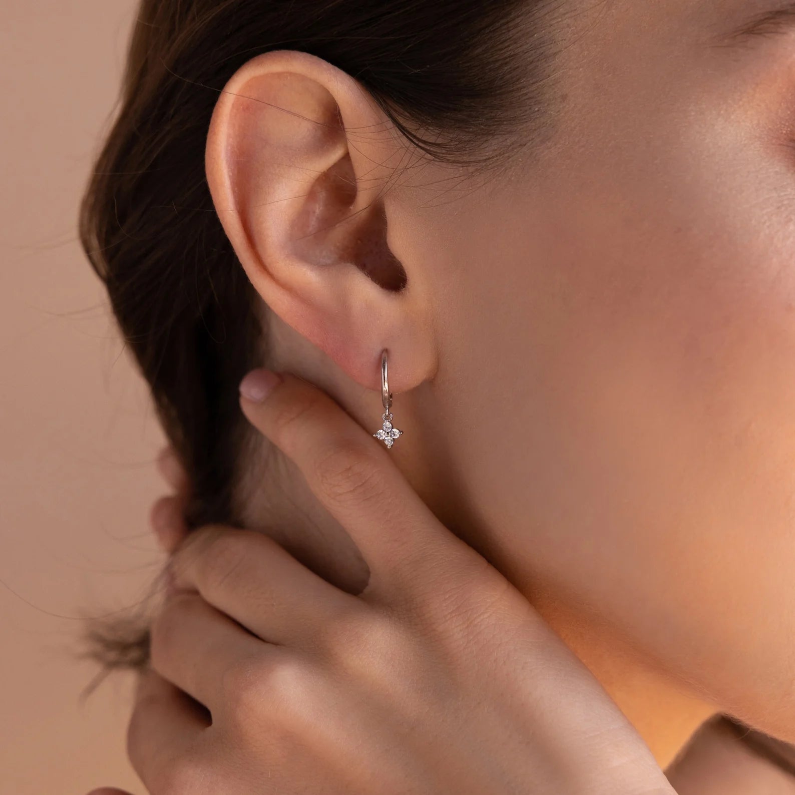 Sparkling flower earring