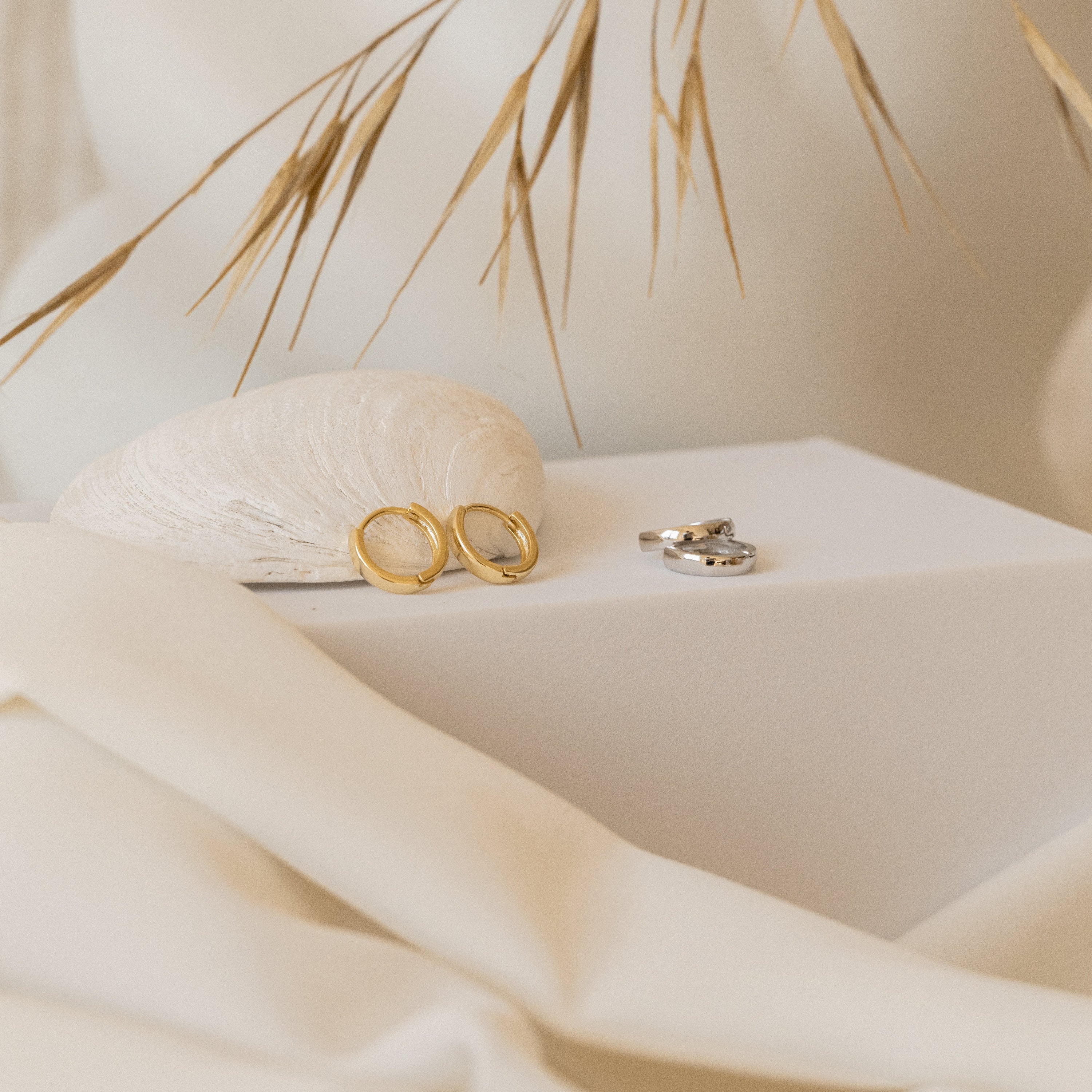 Clara classic hoop earrings