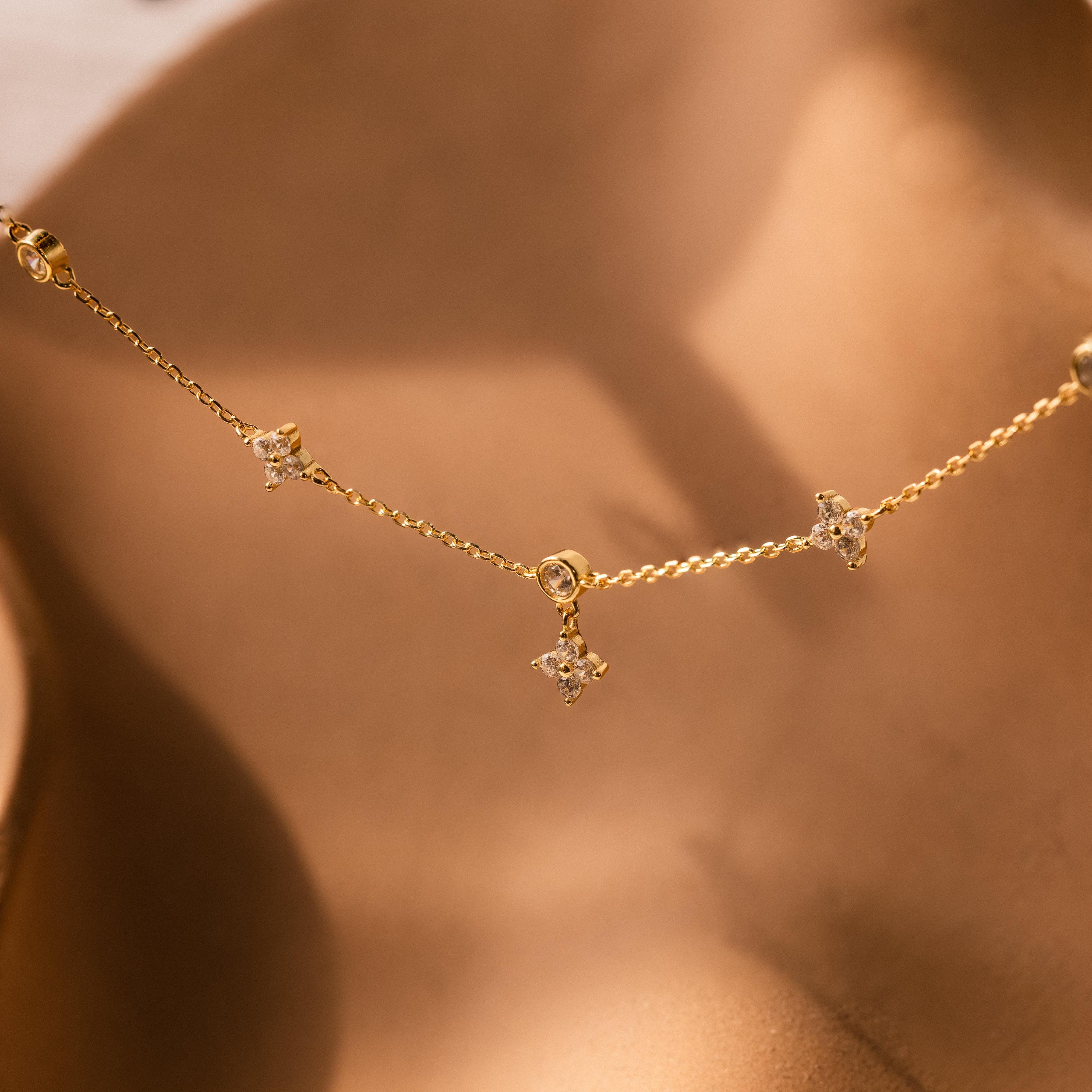 Collar con dije floral