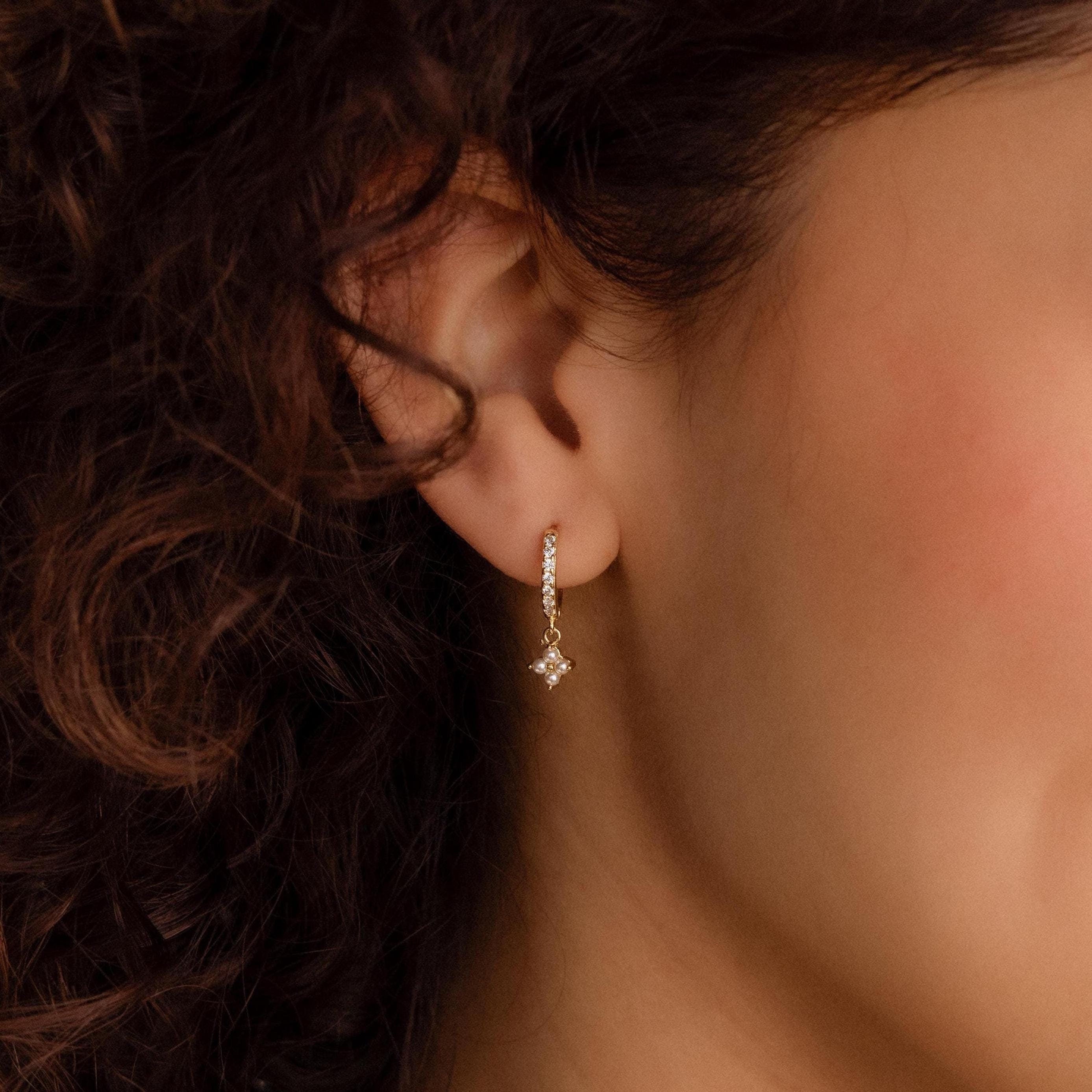 Pearl hoop earrings with Noa flower.