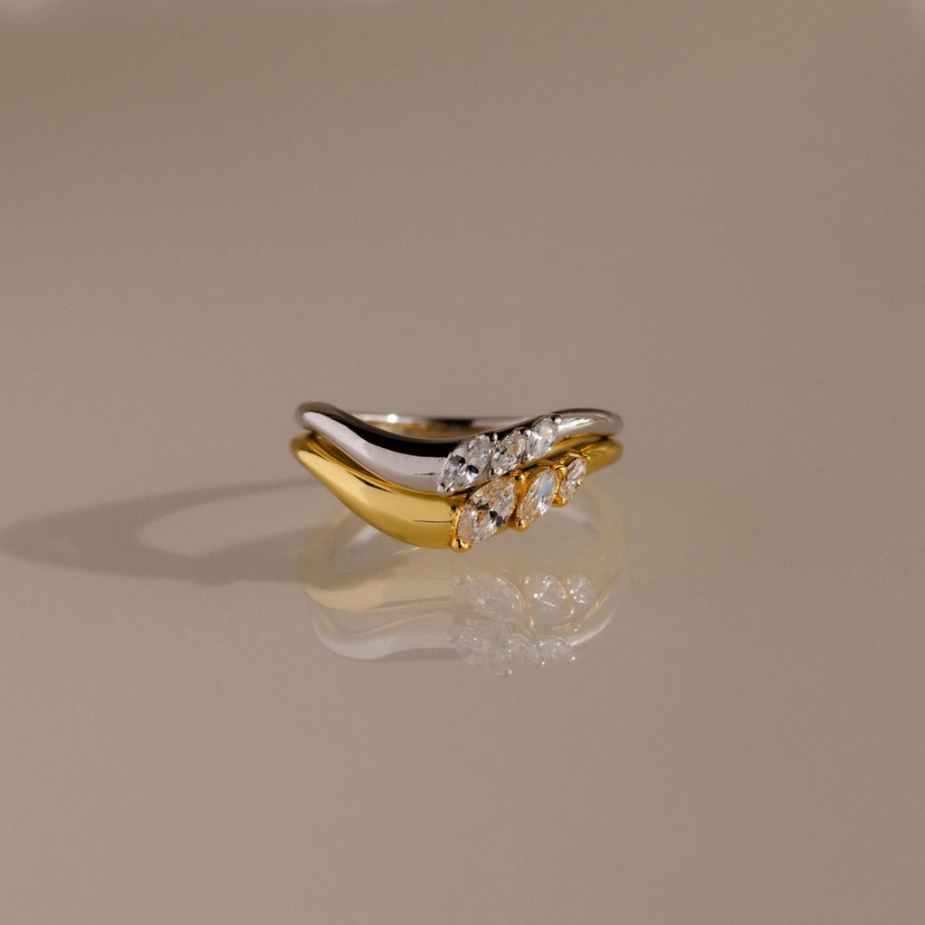 Duo of rings with faceted stones, metallic duet.