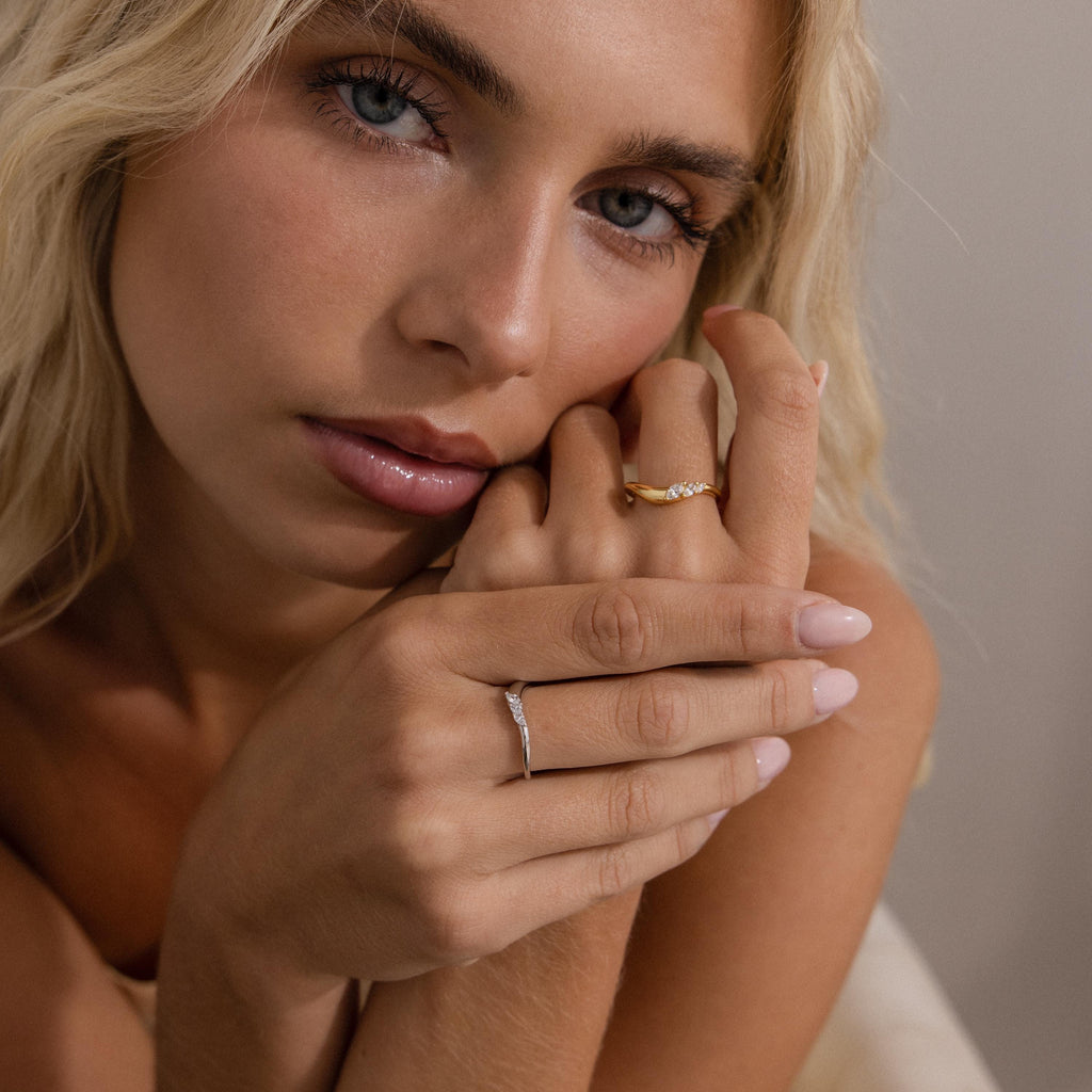 Duo of rings with faceted stones, metallic duet.