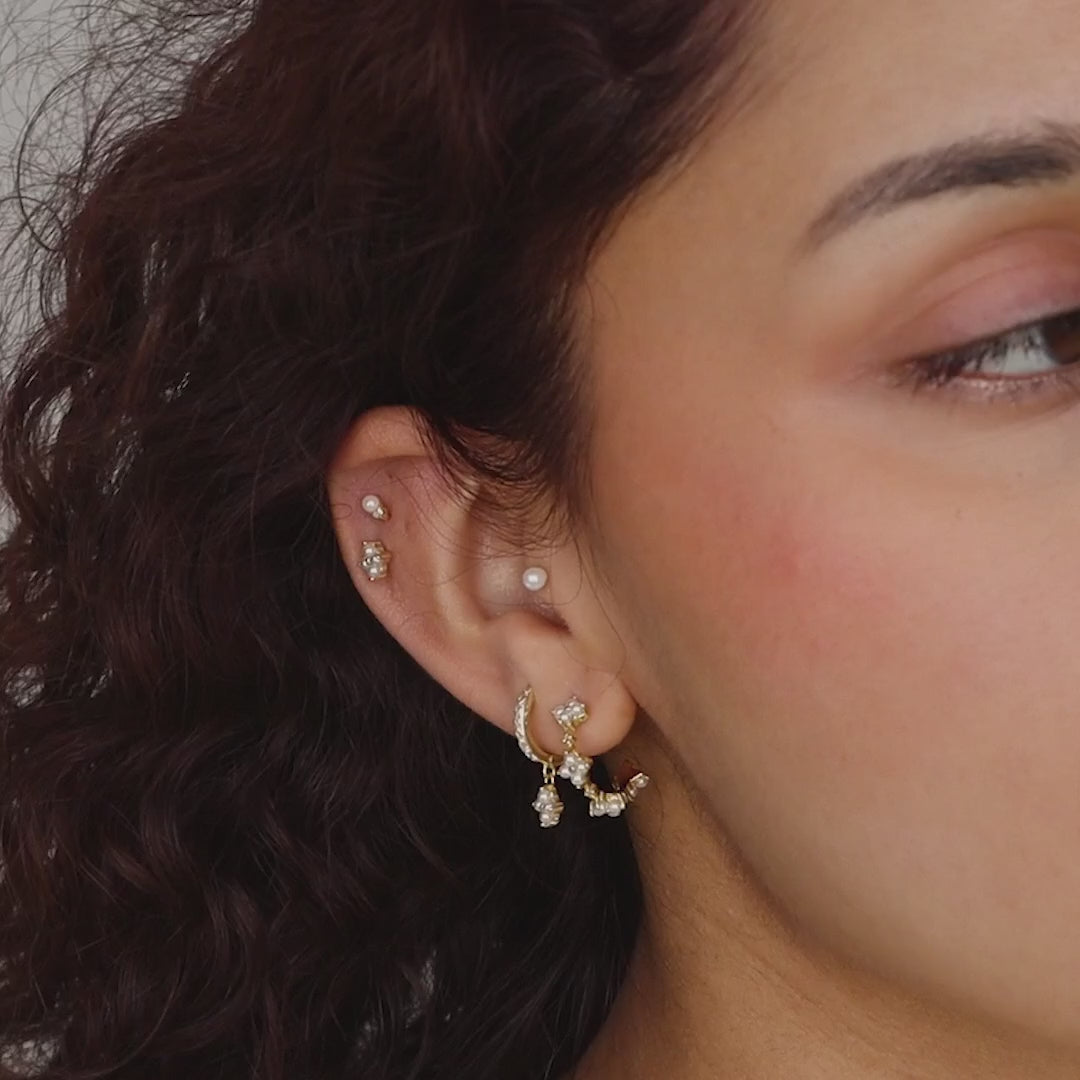 Pearl hoop earrings with Noa flower.